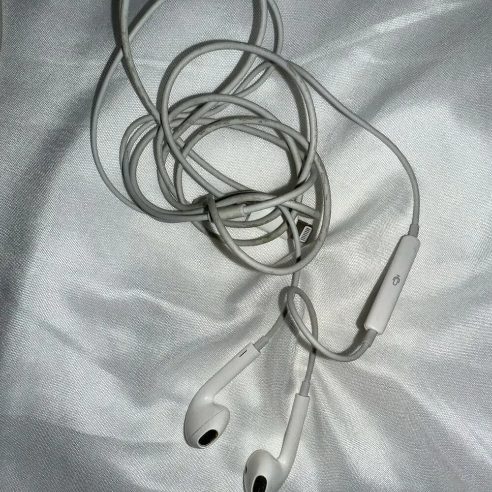 Apple Wireless White Earbuds